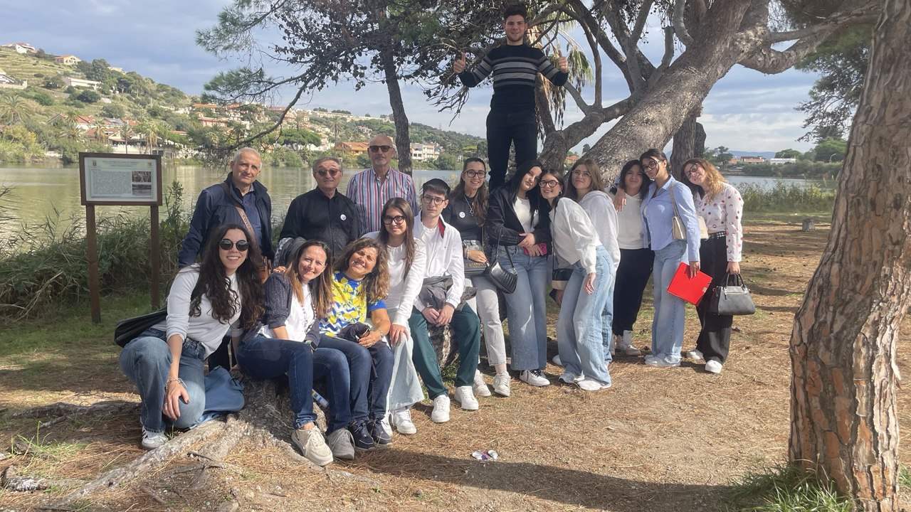 Nella foto: gli alunni della classe, le professoresse ed i componenti la Città Metropolitana di Messina